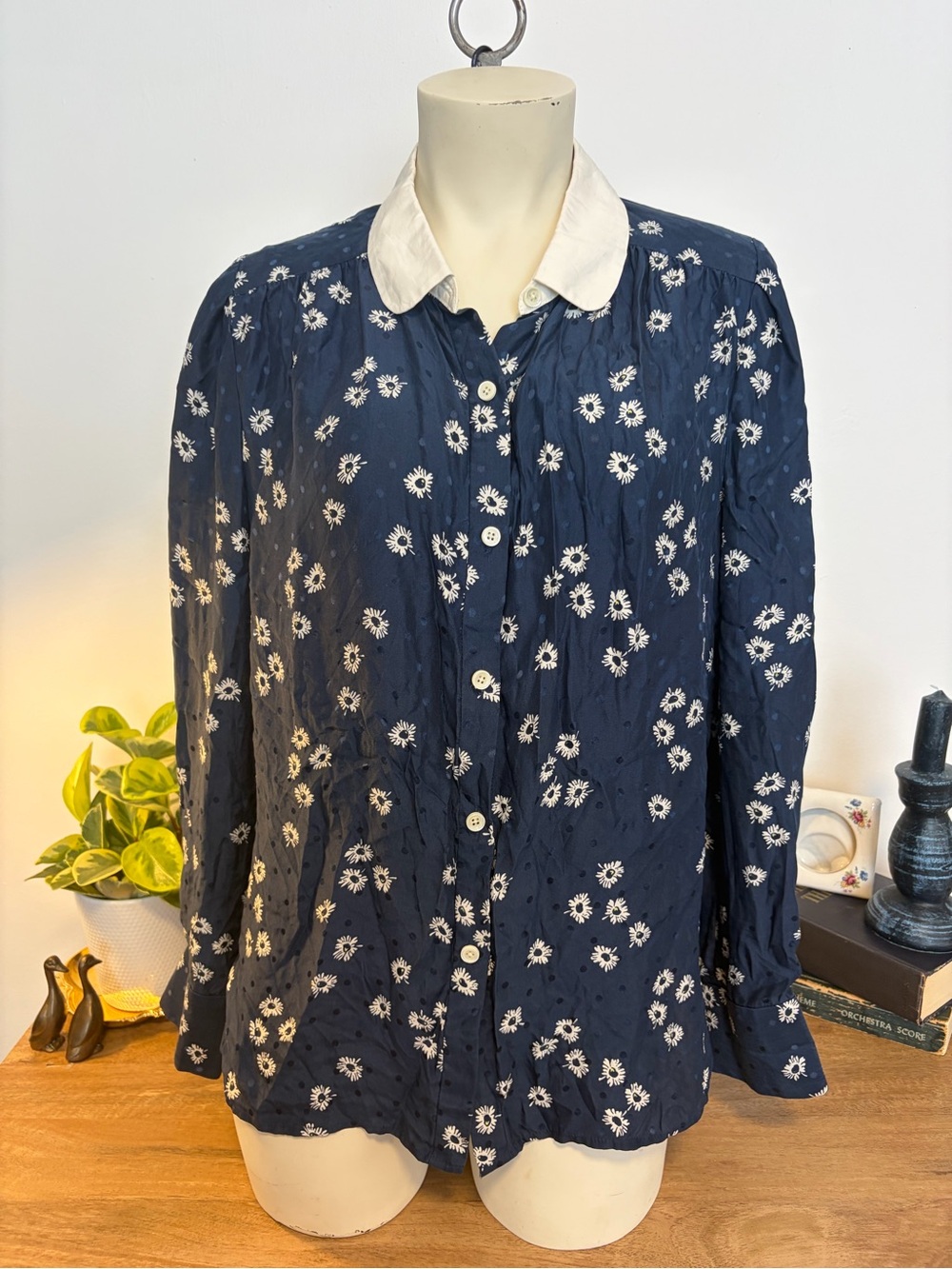 VINTAGE Keds 100% Silk Navy Daisy Floral Button Down Blouse - Size M